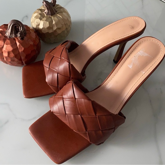 woven strap sandal - Picture 3 of 9